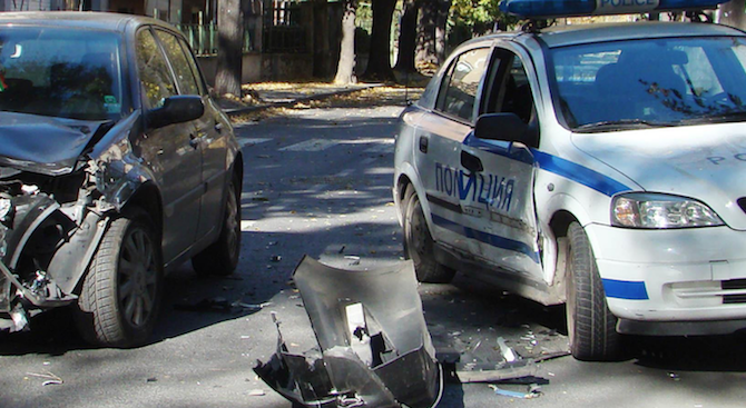 Възрастен шофьор е блъснал патрулка във Врачанско съобщиха от полицията