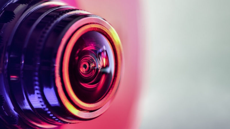 Една нощ през 2023 г Ерик скролвал постове в социална