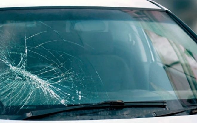 Вандал счупи стъклото на автомобил паркиран пред блок в Бяла