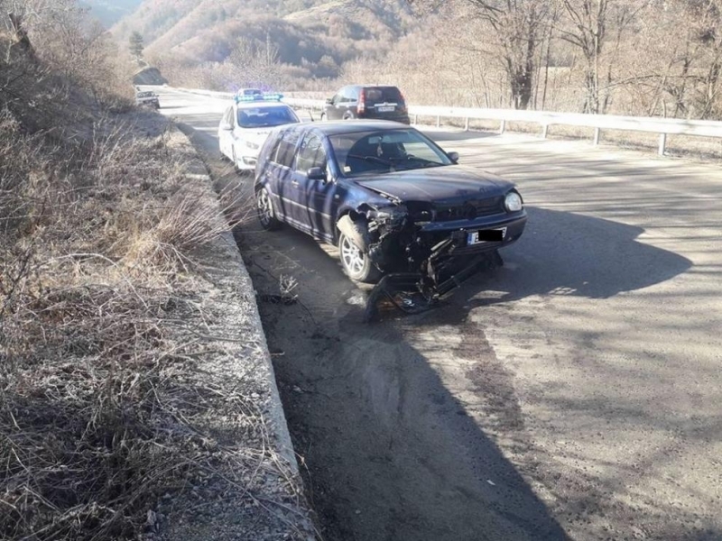 Фолксваген поднесе на заледен участък на пътя Гоце Делчев Банско и се Блъсна