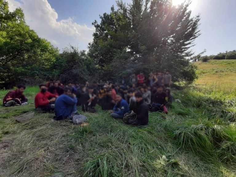Откриха десетки мигранти в ловно стопанство над Ихтиман. Всички те