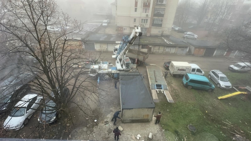Поставяне на гаражна клетка пред жилищен блок във Враца притесни