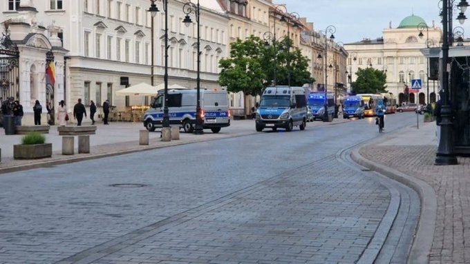 Поляк уби жена с брадва в кампуса на Варшавския университет /снимки/