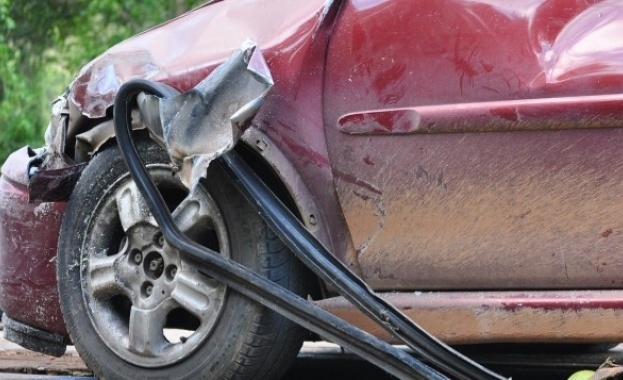 Според подадения сигнал лек автомобил Хонда се блъснал се в