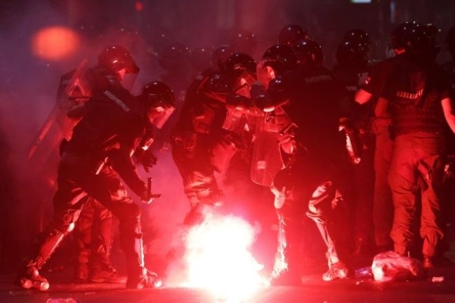 Десетки арестувани в Белград след 140-хилядния протест срещу Вучич на Видовден