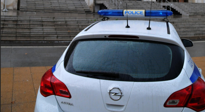 Двама непълнолетни са задържани за хулиганство съобщиха от областната дирекция