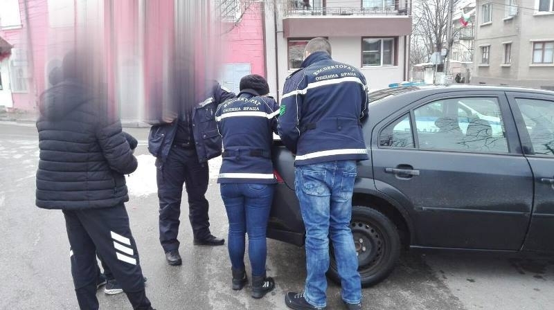 Служители на звено Инспекторат съвместно с полицията са съставили 5