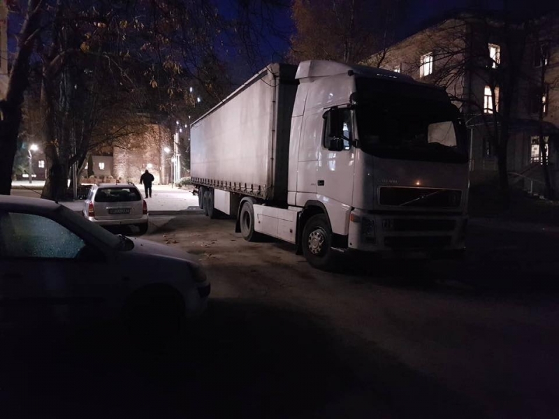 Над 40 тонен тир премина неправомерно през централната градска част на