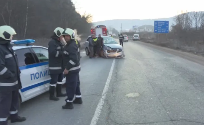 Катастрофа между работнически автобус и лек автомобил Воксхол е станала