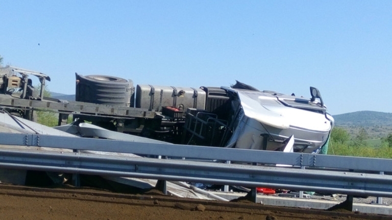 ТИР се е завъртял на автомагистрала Тракия край Пловдив в