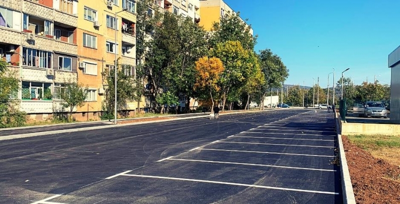 Напълно готов е новият паркинг с 51 места пред блоковете