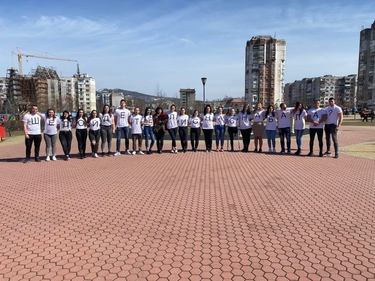 Уникална изненада спретнаха абитуриенти от Враца на класната си ръководителка