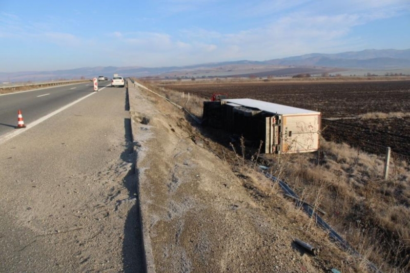 Тир се обърна на АМ Струма край Долна Диканя Инцидентът