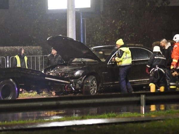 Пореден автоекшън стана в дъждовна София Черен Мерцедес изби около