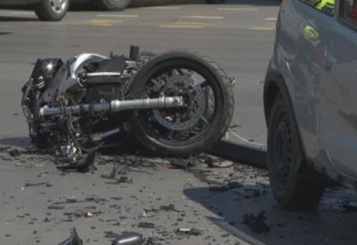 Моторист лежи в болница след катастрофа с кола на входа