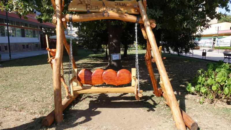 Вандали счупиха новата люлка за снимки в Берковица която беше