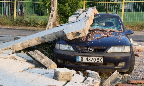 Тухлена стена рухна и затисна лек автомобил Опел Инцидентът е