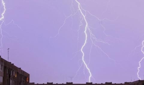 Мълния събори купола на църква в преславското село Имренчево В