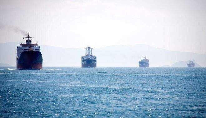 Иран пуска кораби със стоки от първа необходимост да влизат в пристанищата му през Ормузкия проток