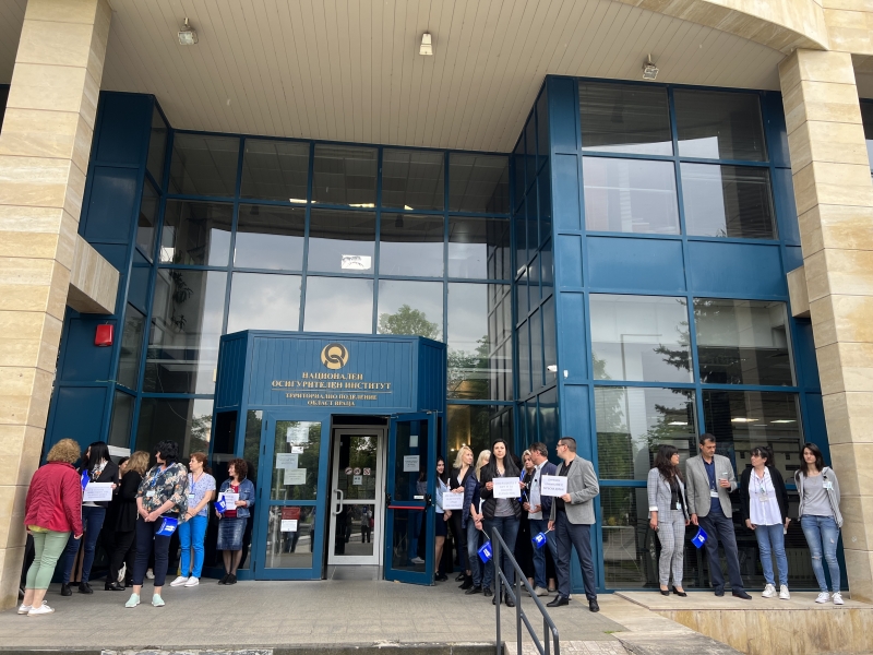 Служителите на НОИ във Враца днес излязоха на протест за