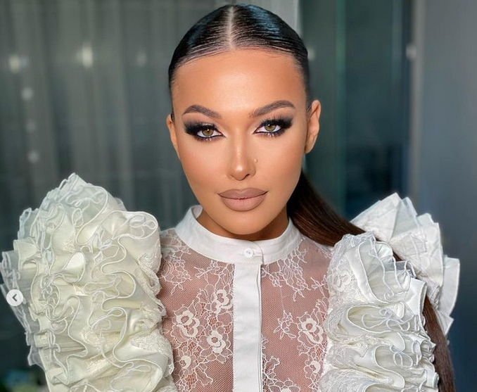 Моделката Сара Младенова отново провокира феновете като се съблече чисто