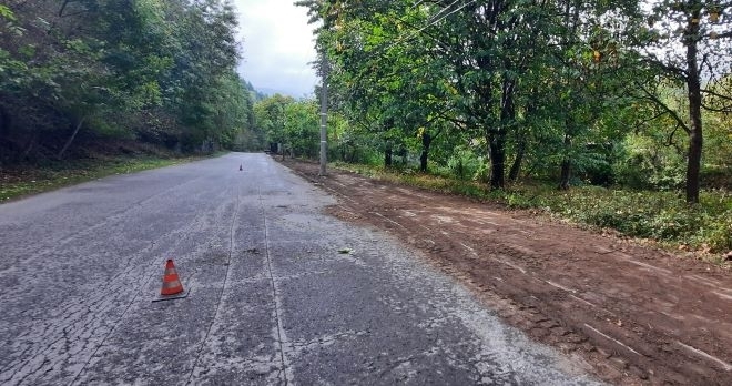 Община Берковица започна почистване на тротоарите за достъп до стадиона