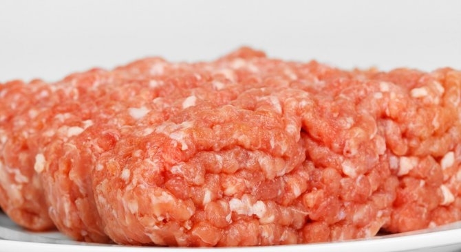 Пловдивчанка откри метална пластина в пакет кайма купена от квартален