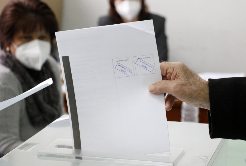 С хартиени бюлетини продължава гласуването в една от избирателните комисии