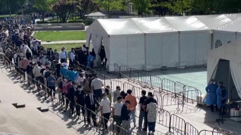 Пекин затваря още бизнеси и жилищни комплекси в петък като