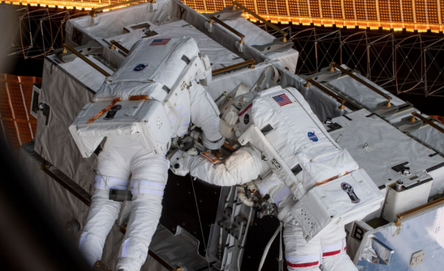 Руските космонавти Алексей Овчинин и Олег Кононенко излязоха от Международната
