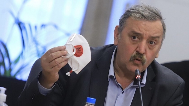 Третата вълна на коронавируса си отива постепенно и ако ваксинацията