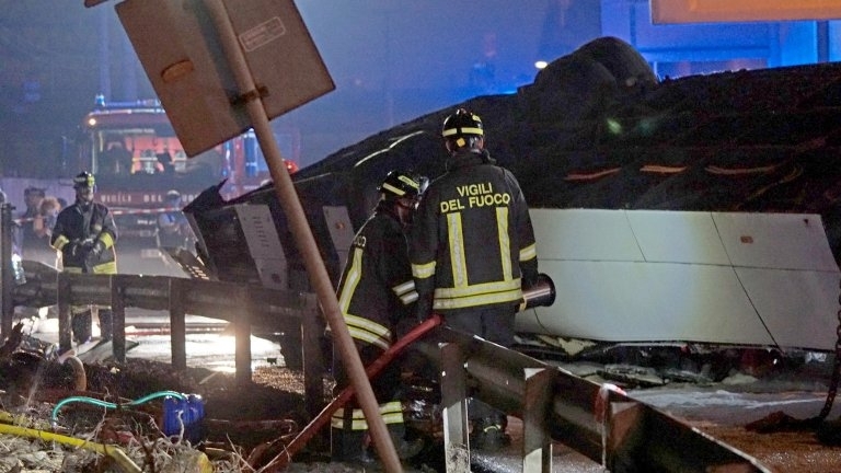 Най малко 21 души са загинали а 15 бяха ранени след