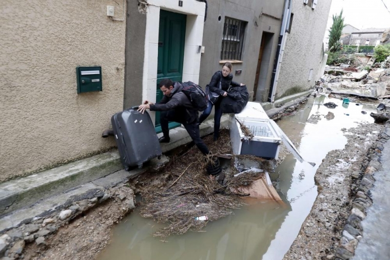 Най малко 12 души са загинали при невижданите от сто години