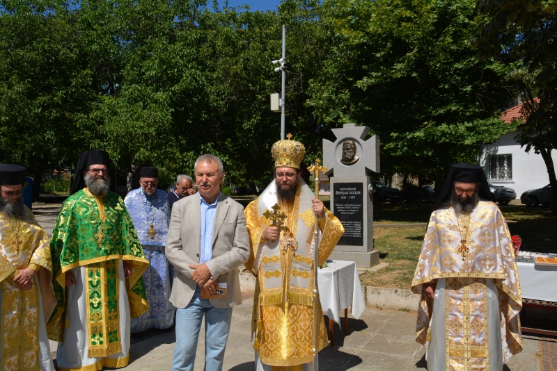 Издигнаха паметник на отец Йордан който се бореше за мир