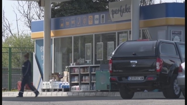 Неизвестни ограбиха бензиностанция край Шумен тази нощ Четирима маскирани и