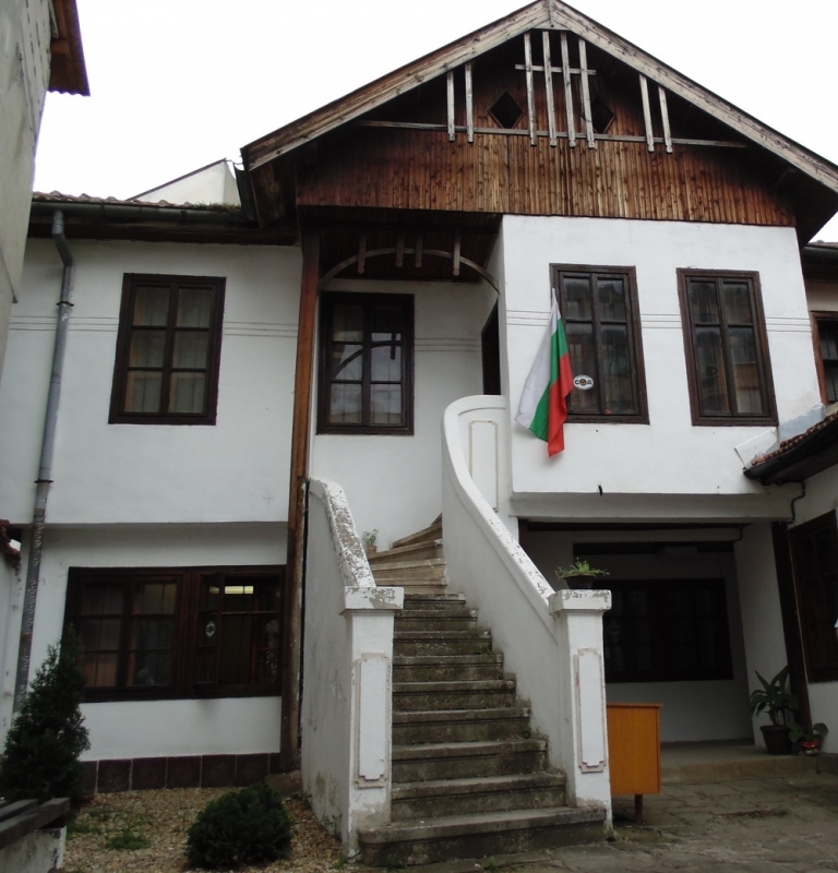 Дългогодишният директор на Обредни дейности Враца Иван Иванчев е