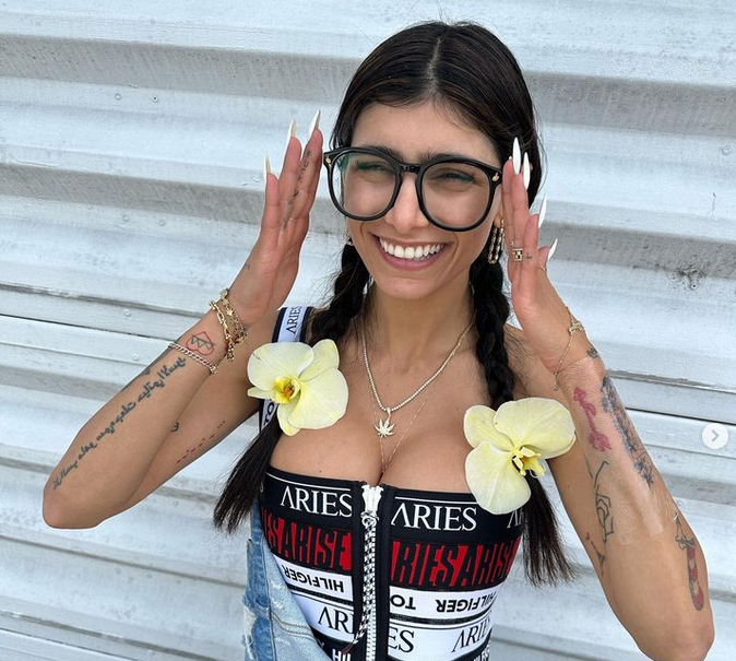 Мия Халифа отново е тук Не у нас а виртуално Носим ти