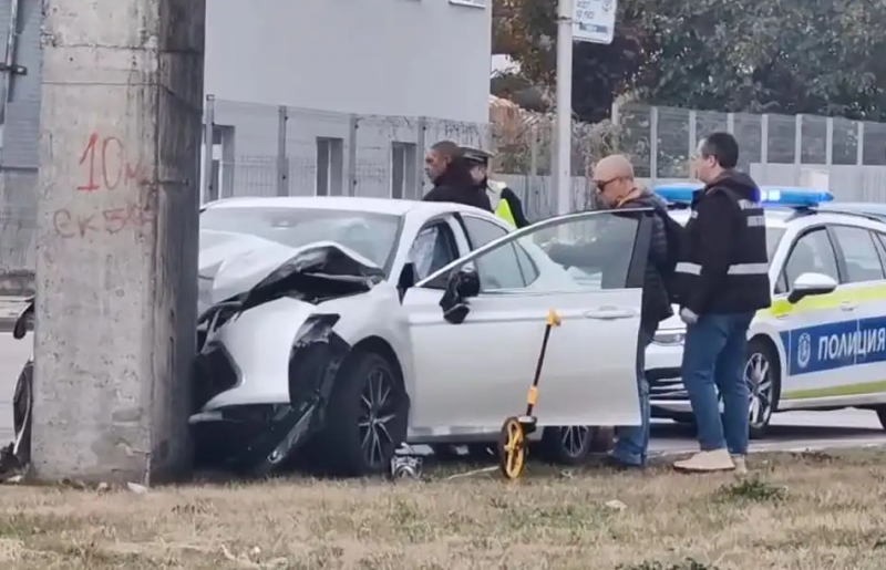 Шофьор загина след челен удар в бетонна колона в Русе /снимки/
