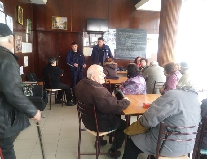 Под формата на беседи полицейските служители ще запознават възрастните хора