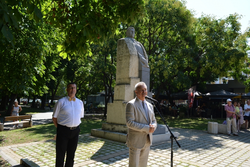 Десетки деца граждани представители на общинската и държавната власт се