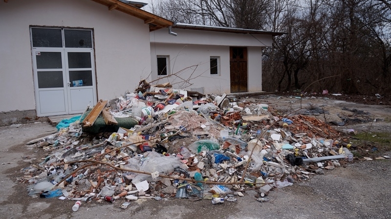 Недобросъвестни граждани за пореден път превърнаха парка над гимназията в