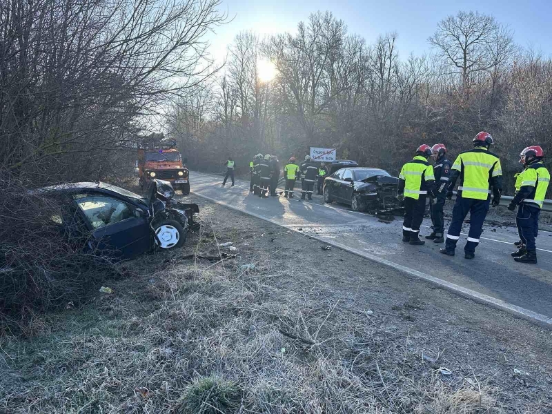 Поне двама души са пострадали при жестока челна катастрофа в