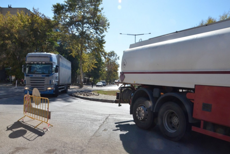 Тежкотоварни камиони затрудняват трафика по видинския булевард Панония който е