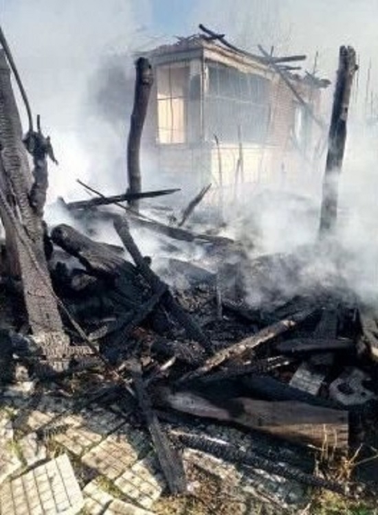 Горящ покрив на къща в Раковски вдигна огнеборците на крак
