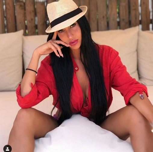 Атрактивната бивша футболна съпруга Аура Руис попиля фен в социалните