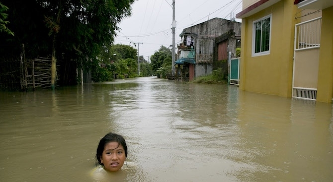 Трима души загинаха а над 60 000 бяха принудени да