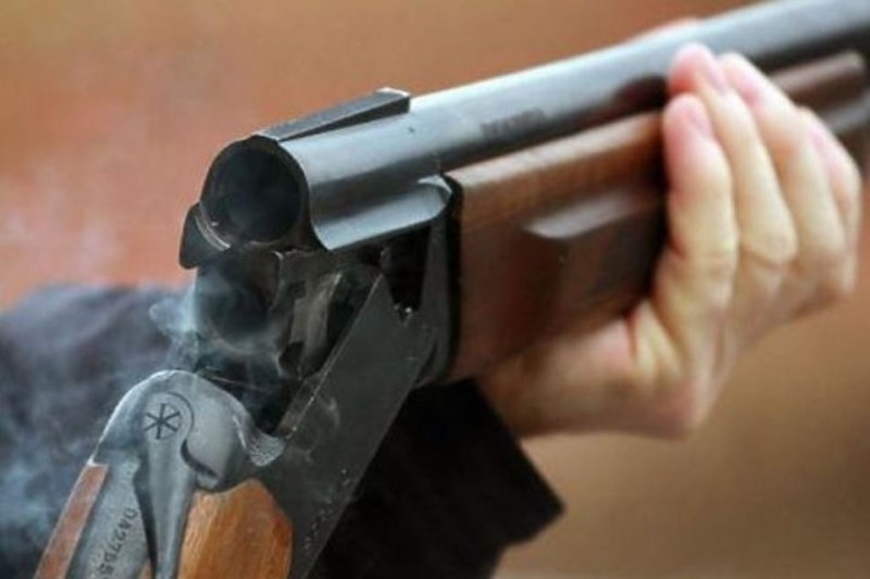 Въоръжено момче се напи и изкара акъла на майка си