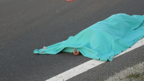 Пешеходец загина, пометен от шофьорка в Бургаско, съобщиха от полицията.
На