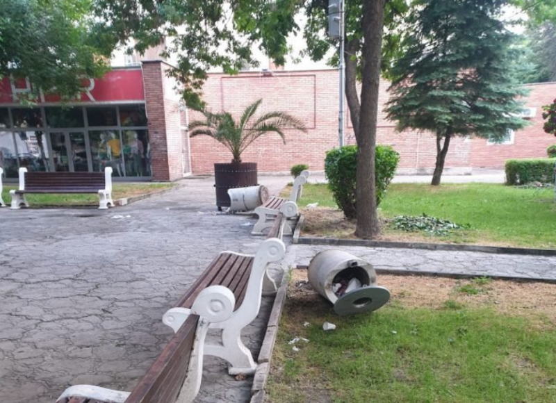 Млад мъж потроши кошчета за боклук в Козлодуй научи BulNews Вандалската