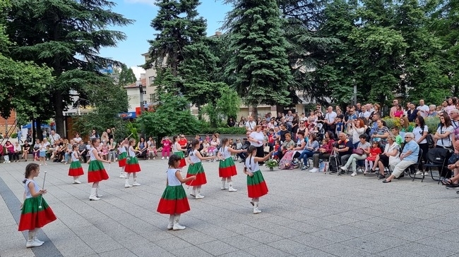 Момчета и момичета участващи в школите по изкуства към Центъра